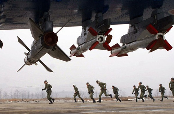 Nhìn chung, MiG-29 là loại tiêm kích duy nhất của Triều Tiên có khả năng giành chiến thắng cao nhất nếu đối đầu với máy bay tối tân Mỹ, Hàn. Tất nhiên, muốn thắng lợi còn phải phụ thuộc vào trình độ phi công, chiến thuật đánh. Trong ảnh là cánh một chiếc MiG-29 mang 2 tên lửa R-73 (ngoài cùng, bên phải) và 1 quả R-27.