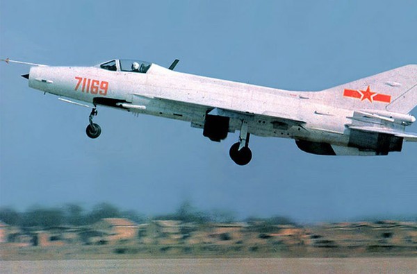 Ngoài những chiếc MiG-21 Liên Xô sản xuất, Triều Tiên có trong trang bị khoảng 40 chiếc tiêm kích F-7B (thiết kế sao chép MiG-21 của Trung Quốc). Loại này chỉ có khả năng mang 2 tên lửa đối không tầm ngắn. Ảnh minh họa