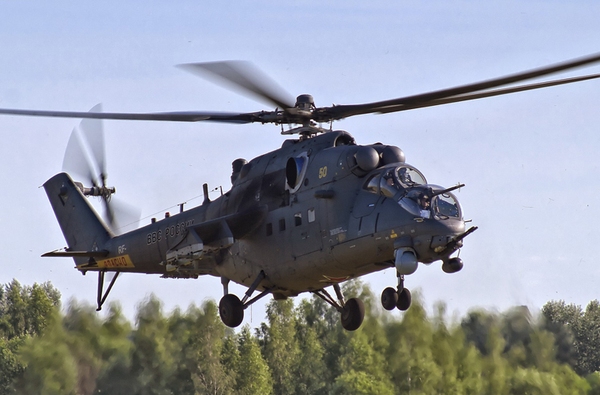 Đầu tiên là “huyền thoại” trực thăng chiến đấu Mi-24 ra đời những năm 1970. Mi-24 có bề dày thành tích đáng nể, tham gia nhiều cuộc chiến tranh trong suốt những năm 1980 tới tận ngày nay. Đây cũng là trực thăng chiến đấu duy nhất trên thế giới có khả năng chở quân như trực thăng vận tải thường, nhưng lại trang bị hỏa lực “khủng” không thua kém trực thăng chiến đấu khác.
