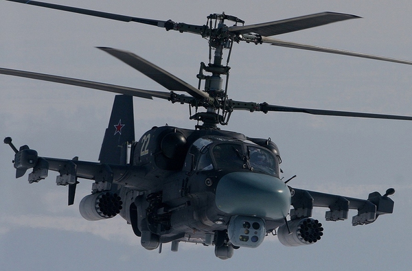 Ka-52 cũng có sức tấn công mạnh mẽ “không thua kém” Mi-28 với khả năng mang: 12 tên lửa chống tăng AT-16; tên lửa không đối không R-73; tên lửa không đối đất Kh-25; bom và rocket.