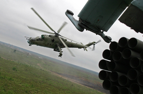 Các biến thể cải tiến hiện nay của trực thăng Mi-24 trang bị pháo 23mm hoặc 30mm ở đầu máy bay. Hai cánh nhỏ trên thân mang được hàng chục quả rocket 80mm và tên lửa chống tăng AT-6.