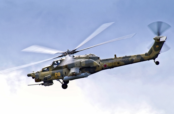 Mi-28 thiết kế với buồng lái 2 người ngồi (trước, sau) bọc giáp chống đạn súng máy cỡ 12,7-14,5mm. Cánh quạt đuôi trực thăng kiểu chữ X nhằm làm giảm tiếng ồn.