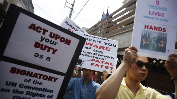 
	Người dân Hàn Quốc phản đối việc trục xuất chín người tị nạn Triều Tiên trước Đại sứ quán Lào ở Seoul ngày 31-5