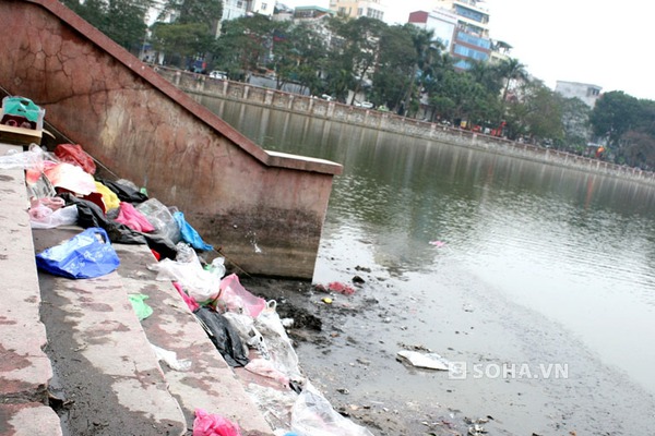 Khu vực hồ công viên Thủ lệ sau khi bị người dân thiếu ý thức thả cả, túi nilon và tro bụi.