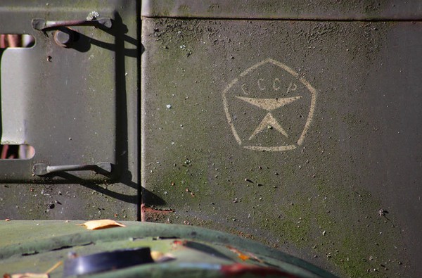 Huy hiệu của Liên bang Xô Viết trên những chiếc xe.