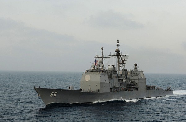 USS Hué City (CG-66) có lượng giãn nước lên tới 9.800 tấn, dài 173m, rộng 16,8m. Tàu trang bị hệ thống động cơ tuốc bin khí cực khỏe cho phép nó đạt tốc độ tối đa 60km/h.