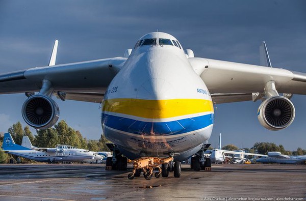 Antonov An-225 Mriya hiện giữa 2 kỷ lục chính: loại máy bay vận tải lớn nhất thế giới đang hoạt động và trọng lượng cất cánh tổng cộng lớn nhất.