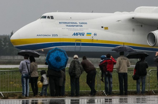 An-225 có trọng lương cất cánh tối đa tới 640 tấn, to lớn hơn mọi loại vận tải cơ trên thế giới