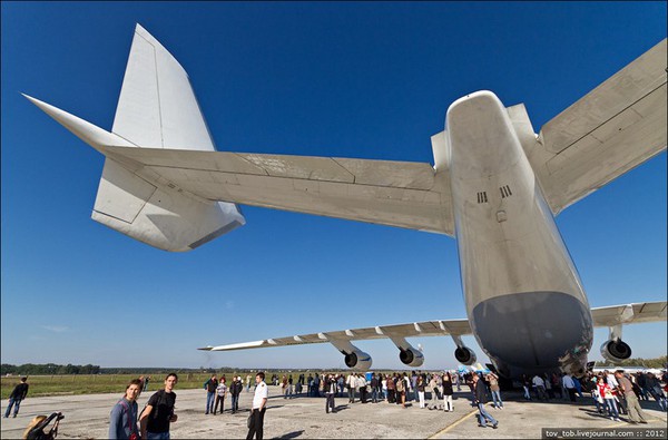 Chuyến bay đầu tiên của An-225 diễn ra ngày 21/12/1988 và hiện An-225 là máy bay lớn nhất trên thế giới đã cất hạ cánh nhiều lần.