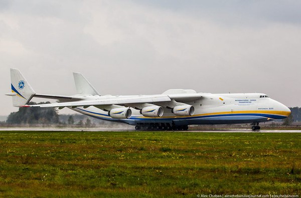 Do có  kích thước và tải trọng quá khổ, do vậy, An-225 cần đường băng dài tới 3.500 m khi cất cánh với tải trọng tối đa.