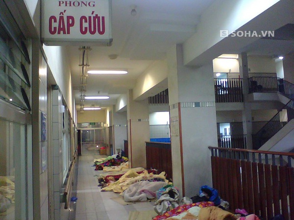 Phía ngoài hành lang nhiều các phòng điều trị, người nhà bệnh nhân tranh thủ ngủ để chăm sóc cho người thân trong giá lạnh tê tái.