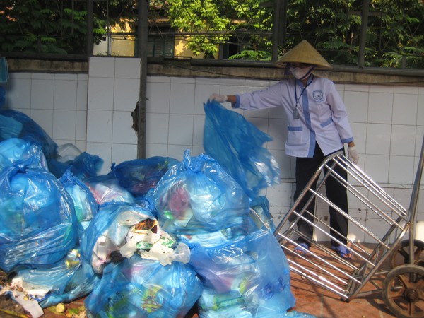 Hàng ngày, những công nhân vệ sinh bệnh viện như Huyền không đếm nổi mình đã đổ bao nhiêu xe rác