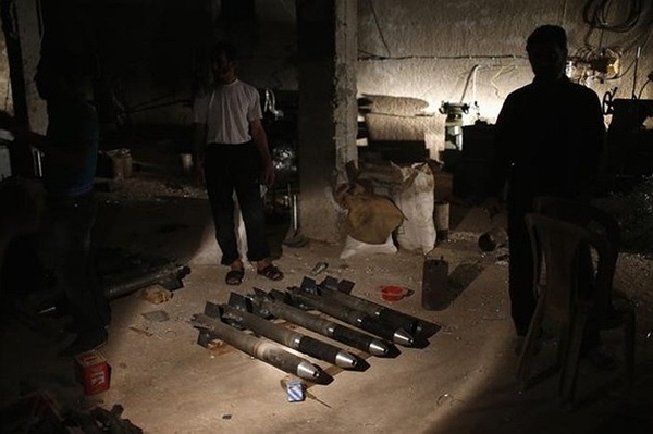 Các binh sĩ phe nổi dậy Syria đứng quanh loạt tên lửa tự chế của họ ngày 21/8/2012