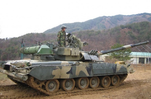 Đặc biệt, xe tăng T-80U trang bị động cơ tuốc bin khí cho phép đạt tốc độ tới 70km/h trên đường bằng phẳng. Vì lẽ đó, T-80U được phong tặng danh hiệu “xe tăng bay”. Trong ảnh là xe tăng T-80U của Lục quân Hàn Quốc trong huấn luyện lội nước.