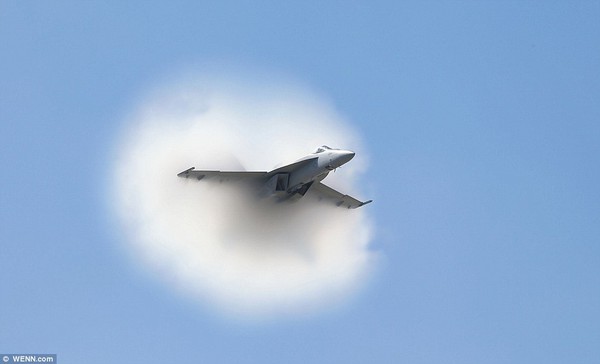 Khoảnh khắc chiếc máy bay phá vỡ tường âm thanh tại triển lãm hàng không Houston năm 2011) (Wings Over Houston Air Show 2011).