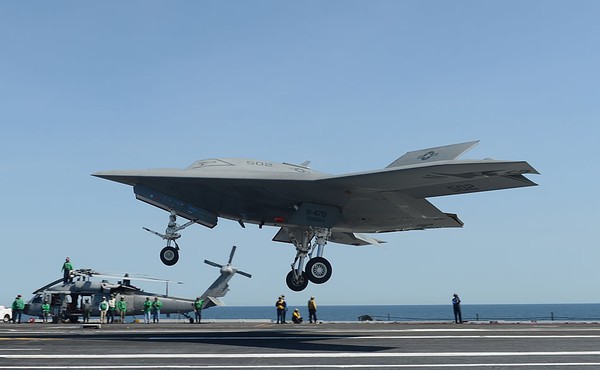 X-47B hạ cánh thành công trên tàu sân bay USS George H.W. Bush.