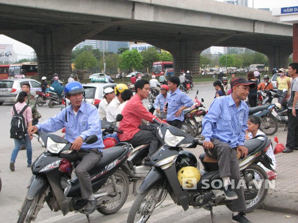 Mòn mỏi trông ngóng khách.