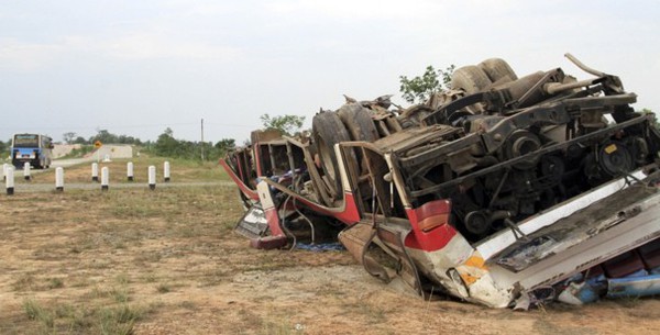 
	Hiện trường vụ tai nạn xe bus tại Myanmar.