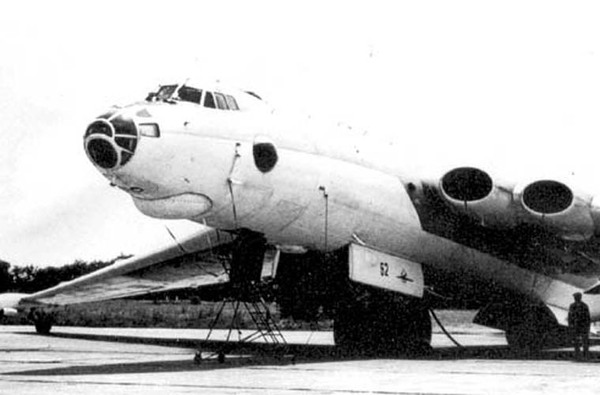 Sức chứa bom của M-4 gần tương đương pháo đài bay B-52 của người Mỹ với 24 tấn bom (bom thường và bom hạt nhân) trong thân.