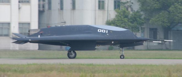 Bức ảnh UAV Lijian được đăng tải vài giờ trước khi X-47B tiến hành thử nghiệm trên tàu sân bay.