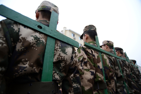 Bài tập đầu tiên của tân binh cảnh sát vũ trang Chiết Giang, Trung Quốc là tư thế đứng nghiêm, nghỉ của nhà binh. Chỉ riêng động tác đứng nghiêm cũng cần phải 