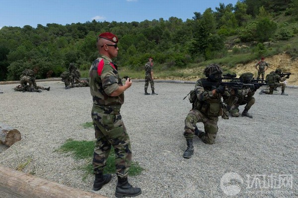Tân binh lục quân Pháp luyện tập bắn súng bộ binh