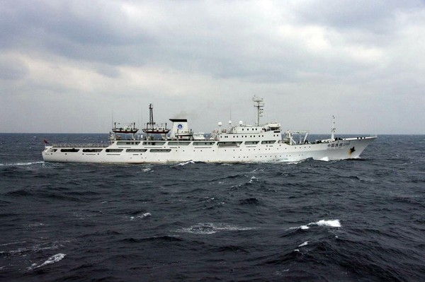 Dưới mặt biển, 4 chiếc tàu Hải giám tổ chức thành biên đội nghênh ngang tiến vào Senkaku bất chấp mọi cảnh báo từ Cảnh sát biển Nhật Bản
