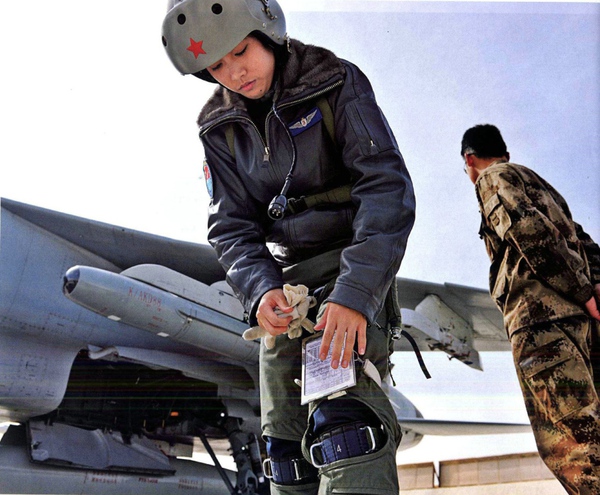 Một nữ phi công quân đội Trung Quốc kiểm tra trang bị cá nhân trước giờ xuất kích huấn luyện