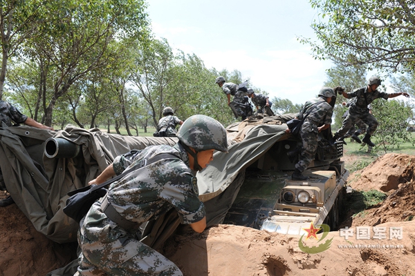 Pháo binh đại quân khu Lan Châu huấn luyện, diễn tập