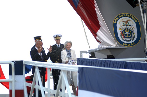 Hai sĩ quan tháp tùng khách tham quan chiến hạm tàng hình Arlington LPD24