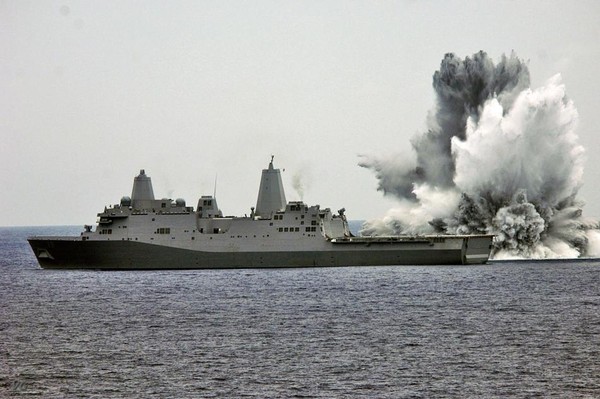 Tàu chiến tàng hình lớp LPD 17 tham gia chiến đấu