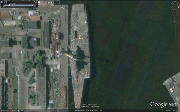 Ảnh chụp từ vệ tinh của Google cho thấy khá rõ quá trình chế tạo chiếc tàu sân bay này
