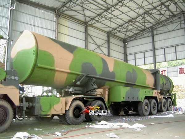 Tên lửa dòng Đông phong của Trung Quốc trên xe chở chuyên dụng, đồng thời cũng là bệ phóng và chúng có thể được phóng đi ngay trên đường quốc lộ