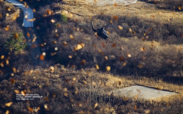 Trực thăng vũ trang Hàn Quốc bí mật diễn tập tại một vùng núi hẻo lánh