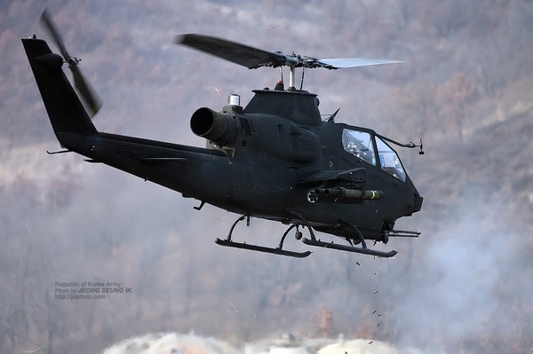 AH-1 Cobra là loại máy bay trực thăng chiến đấu đa nhiệm vụ hai cánh quạt một động cơ do công ty sản xuất máy bay Bell (Bell Helicopter) chế tạo.