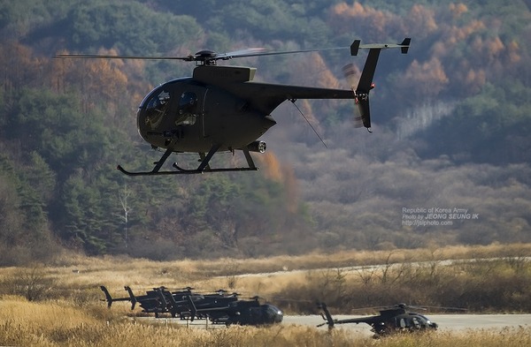 Một dàn trực thăng AH-1S Cobra lần lượt cất cánh