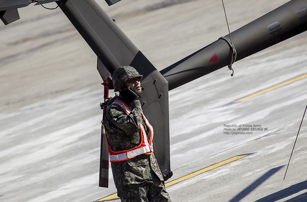 Trực thăng vũ trang Hàn Quốc trên đường băng quân sự