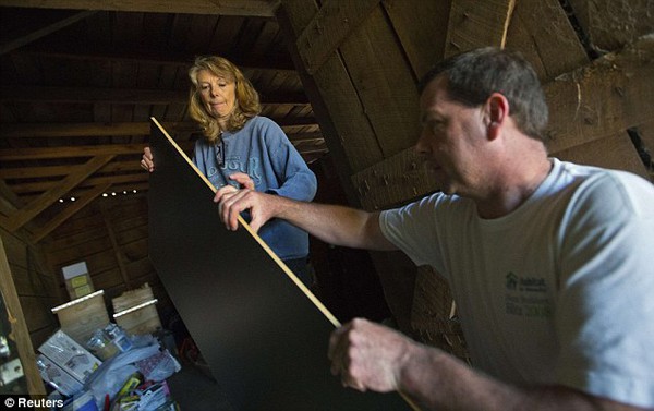 Hard work: Jeanie Nice and her husband Jeff Nice carry parts for a shelving unit into their barn on their farm in Kinston