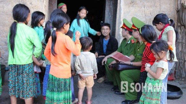 Cán bộ Công an tỉnh Hà Giang đến tuyên truyền cho người dân không tin vào mê tín dị đoan.