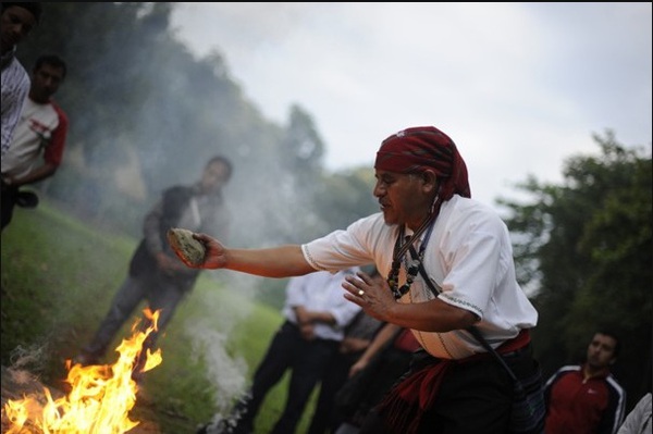 Trong ảnh là một pháp sư đang thực hiện một nghe lễ tại một địa điểm khảo cổ cách thành phố Guatemala 130 dặm. Nghi lễ này được tổ chức để chào mừng sự kết thúc chu kì hiện tại của người Maya và bắt đầu một chu kì mới vào ngày 21.12 sắp tới.