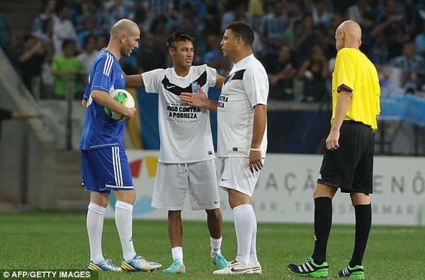 Neymar , Ronado và Zidane với những cử chỉ thân mật