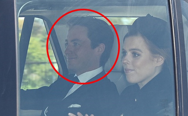 Khoảnh khắc vợ chồng Công chúa Beatrice nở nụ cười khi đến dự đám tang  Hoàng tế Philip gây chú ý, hành động sau đó xua đi tất cả ngờ vực