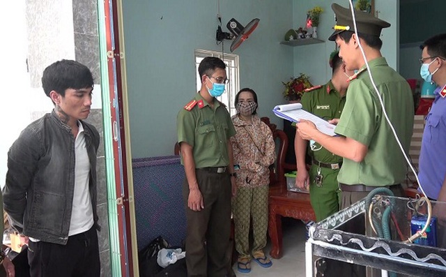 Một trong 7 đối tượng (bìa trái) vừa bị Cơ quan An ninh điều tra Công an tỉnh Bình Định bắt tạm giam về hành vi mua bán, tàng trữ, sử dụng trái phép vũ khí quân dụng. Một trong 7 đối tượng (bìa trái) vừa bị Cơ quan An ninh điều tra Công an tỉnh Bình Định bắt tạm giam về hành vi mua bán, tàng trữ, sử dụng trái phép vũ khí quân dụng.