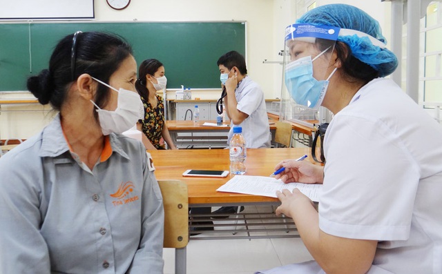 Khám sàng lọc cho người dân trước khi tiêm để bảo đảm an toàn. Khám sàng lọc cho người dân trước khi tiêm để bảo đảm an toàn.