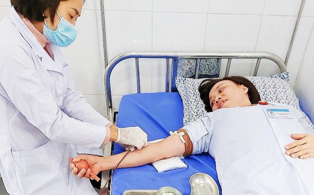 Bác sỹ Trần Thị Thu Hà (bên phải) hiến máu cứu người. Bác sỹ Trần Thị Thu Hà (bên phải) hiến máu cứu người.