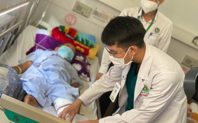 Bệnh nhân phồng rộp đen sì do vi khuẩn tấn công. Bệnh nhân phồng rộp đen sì do vi khuẩn tấn công.