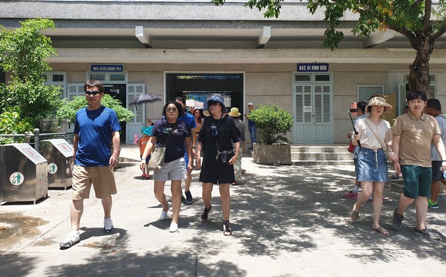 Du khách Hàn Quốc tham quan nhà thờ Con Gà Đà Nẵng trước thời điểm xảy ra đại dịch Covid-19 Du khách Hàn Quốc tham quan nhà thờ Con Gà Đà Nẵng trước thời điểm xảy ra đại dịch Covid-19