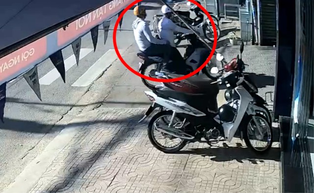 Hai đối tượng dàn cảnh trộm xe máy trước cửa hàng thuốc, camera "bóc" chiêu thức khó lường- Ảnh 1.
