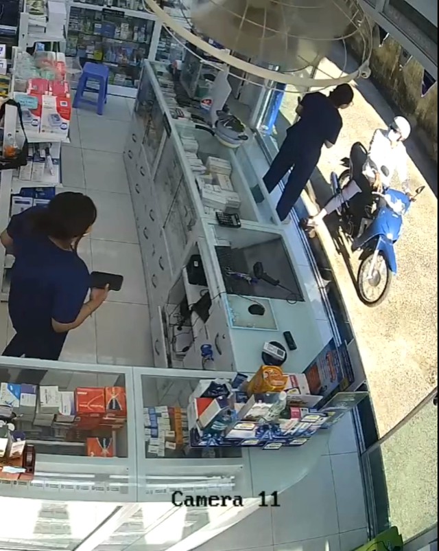 Hai đối tượng dàn cảnh trộm xe máy trước cửa hàng thuốc, camera "bóc" chiêu thức khó lường- Ảnh 2.