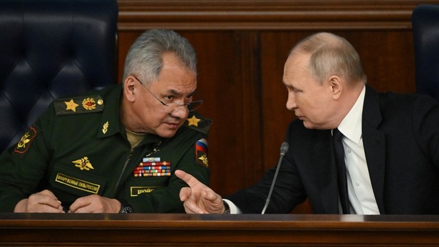 Tổng thống Putin họp tướng lĩnh, thừa nhận tình huống 'bị qua mặt' ở Ukraine- Ảnh 1.
